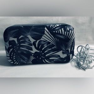 Polaroid Bluetooth speakers with usb cable.: color black front multi leaves